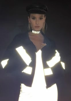 Poster Grl Outerwear Dark All Eyes On Me Cropped Jacket